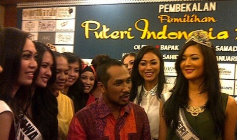 Ketua KPK Abraham Samad bersama finalis Puteri Indonesia 2014. 