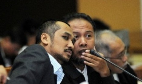 Abraham Samad (kiri) dan Bambang Widjodjanto (kanan)