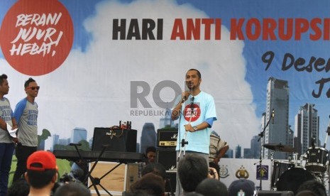   Ketua KPK Abraham Samad memberikan sambutan saat memperingati Hari Anti Korupsi Sedunia di kawasan Monas, Jakarta Pusat, Ahad (9/12).  (Republika/Adhi Wicaksono)