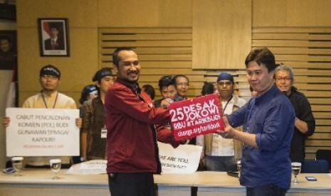 Ketua KPK Abraham Samad menerima petisi dari Koordinator ICW Ade Irawan.