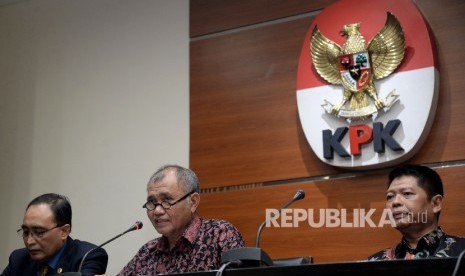  Ketua KPK Agus Rahardjo bersama Ketua Kamar Pengawasan Mahkamah Agung Sunarto (kiri) dan Karo Humas dan Hukum MA Abdullah (kanan) meberikan keterangan pers terkait operasi tangkap tangan (OTT).