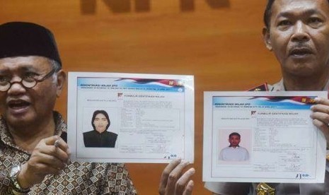 Ketua KPK Agus Rahardjo dan Kapolda Metro Jaya Irjen Idham Azis menampilkan sketsa pelaku yang diduga penyerang Novel Baswedan, Jumat (24/11).