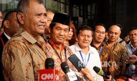 Ketua KPK Agus Rahardjo dan Koordinator Koalisi Masyarakat Sipil Tolak Angket KPK (KOMAS TAK) Ray Rangkuti (berpeci) menemui wartawan usai bertemu di Gedung KPK, Jakarta, Rabu (5/7).