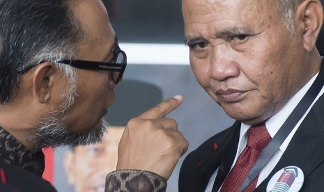 Ketua KPK Agus Rahardjo (kanan) berbincang dengan mantan Wakil Ketua KPK Bambang Widjojanto (kiri) usai peresmian penggunaan Gedung KPK oleh Presiden Joko Widodo di Jalan Kuningan Persada, Kavling C4, Jakarta Selatan, Selasa (29/12).