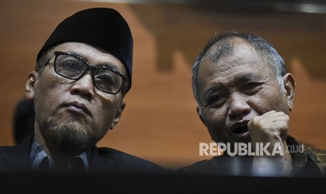 Ketua KPK Agus Rahardjo (kanan) berbincang dengan mantan Wakil Ketua KPK Mochammad Jasin (kiri) saat memberikan keterangan pers bersama sejumlah pegiat antikorupsi yang tegabung dalam Koalisi Masyarakat Sipil Antikorupsi di gedung KPK, Jakarta, Selasa (5/6).