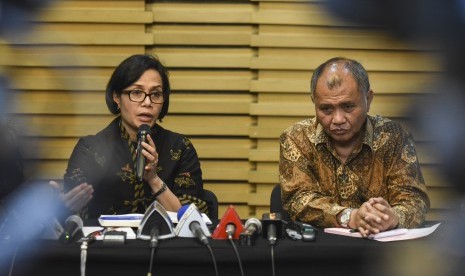 Ketua KPK Agus Rahardjo (kanan) dan Menteri Keuangan Sri Mulyani memberikan keterangan saat konferensi pers tentang OTT di Gedung KPK, Jakarta, Selasa (22/11). 