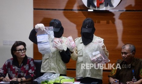   Ketua KPK Agus Rahardjo (kanan), dan Wakil Ketua KPK Basaria Panjaitan memberikan keteran pers terkait Operasi Tangkap Tangan (OTT), Jakarta, Rabu (30/8). 