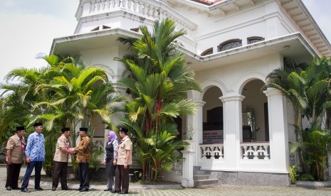 Ketua KPK Agus Rahardjo (ketiga kanan) berjabat tangan dengan Wali Kota Solo FX Hadi Rudyatmo (ketiga kiri) didampingi sejumlah pejabat setempat seusai acara serah terima barang sitaan Komisi Pemberantasan Korupsi (KPK) milik terpidana kasus korupsi Simulator SIM Djoko Susilo, di Sondakan, Laweyan, Solo, Jawa Tengah, Selasa (17/10).