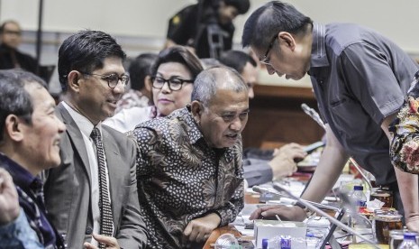 Ketua KPK Agus Rahardjo (ketiga kiri), Wakil Ketua KPK Laode Muhammad Syarif (kedua kiri), Saut Situmorang (kiri) berbincang bersama Anggota Komisi III DPR sebelum memulai Rapat Kerja (Raker) di Komplek DPR, Jakarta, Senin (23/7).