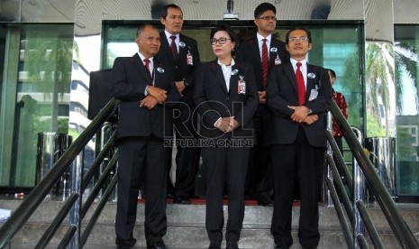 Ketua KPK Agus Rahardjo (kiri bawah), didampingi Wakil Ketua KPK Basaria Pandjaitan (tengah bawah), Alexander Marwata (kanan bawah), Laode Muhammad Syarif (kanan atas), Saut Situmorang (kiri atas) menghadiri pameran foto KPK di halaman Gedung KPK, Jakarta,