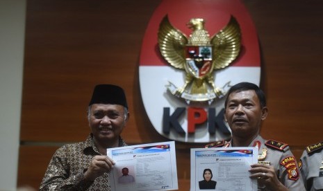 Ketua KPK Agus Rahardjo (kiri) bersama Kapolda Metro Jaya Irjen Idham Azis (kanan) menunjukkan sketsa terduga pelaku penyiraman air keras kepada penyidik KPK Novel Baswedan dalam sesi konferensi pers di Jakarta, Jumat (24/11). 