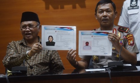 Ketua KPK Agus Rahardjo (kiri) bersama Kapolda Metro Jaya Irjen Idham Azis (kanan) menunjukkan sketsa terduga pelaku penyiraman air keras kepada penyidik KPK Novel Baswedan dalam sesi konferensi pers di Jakarta, Jumat (24/11).