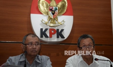  Ketua KPK Agus Rahardjo (kiri), dan Ketua BPK Moermahadi Soerja Djanegara memaparkan hasil OTT di Gedung KPK, Jakarta, Sabtu (27/5).