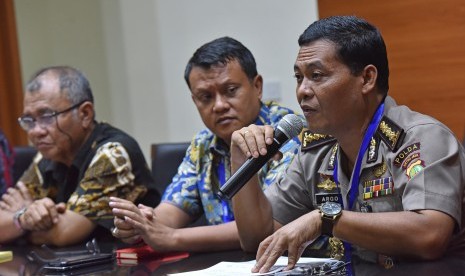 Ketua KPK Agus Rahardjo (kiri), Kombes Pol Rudy Heriyanto Adi Nugroho (tengah) dan Kabid Humas Polda Metro Jaya Kombes Pol Argo Yuwono memberikan keterangan terkait kasus penyiraman air keras terhadap penyidik KPK Novel Baswedan di Gedung KPK Jakarta, Jumat (19/5). 