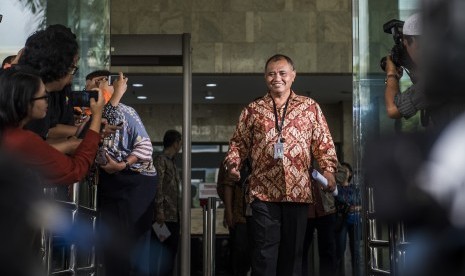 Ketua KPK Agus Rahardjo menyapa awak  media saat keluar gedung KPK, Jakarta, Jumat (19/2)