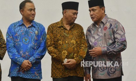 Ketua KPK Agus Rahardjo (tengah) berbincang dengan Deputi Penindakan KPK Brigjen Pol Firli (kanan) dan Kepala BNN Komjen Pol Heru Winarko seusai pelantikan di gedung KPK Jakarta, Jumat (6/4).