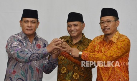 Ketua KPK Agus Rahardjo (tengah) berjabat tangan dengan Deputi Penindakan KPK Brigjen Pol Firli (kiri)