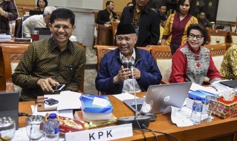 Ketua KPK Agus Rahardjo (tengah) bersama Wakil Ketua KPK Laode M Syarif (kiri) dan Basaria Panjaitan (kanan) bersiap mengikuti rapat dengar pendapat dengan Komisi III DPR di Kompleks Parlemen Senayan, Jakarta, Selasa (12/9). 