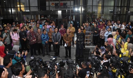 Ketua KPK Agus Rahardjo (tengah) bersama Wakil Ketua KPK Laode M. Syarif (kiri) dan Saut Situmorang (kanan) memberi keterangan pers menanggapi pernyataan Capim KPK petahana Alexander Marwata dalam uji kelayakan dan kepatutan di DPR, di Gedung Merah Putih KPK, Jakarta, Kamis (12/9/2019). 