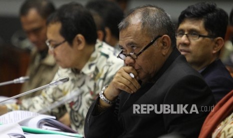 Ketua KPK Agus Rahardjo (tengah) didampingi jajaran wakil ketua KPK saat mengikuti Rapat Dengar Pendapat (RDP) dengan Komisi III DPR RI di Kompleks Parlemen, Senayan, Jakarta, Selasa (14/6). (Republika/Rakhmawaty La'lang)