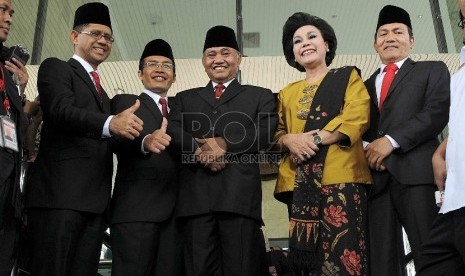 Ketua KPK Agus Rahardjo (tengah) didampingi para wakil KPK (dari kiri) : Laode Muhammad Syarief, Alexander Marwatta, Basaria Pandjaitan, dan Saut Situmorang di Gedung KPK, Jakarta, Senin (21/12).(Republika/Agung Supriyanto)