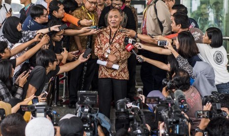 Ketua KPK Agus Rahardjo (tengah) memberikan  keterangan kepada awak media saat keluar gedung KPK, Jakarta, Jumat (19/2)