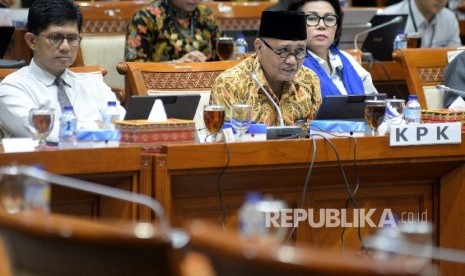 Ketua KPK Agus Raharjo didampingi Wakil Ketua KPK Laode M Syarif dan Basaria Panjaitan mengikuti rapat dengar pendapat dengan Komisi III DPR di Kompleks Parlemen, Senayan, Jakarta, Selasa (26/9).