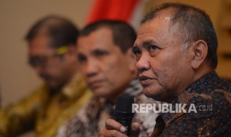 Ketua KPK Agus Raharjo (kanan)