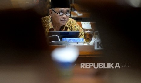 Ketua KPK Agus Raharjo mengikuti rapat dengar pendapat dengan Komisi III DPR di Kompleks Parlemen, Senayan, Jakarta, Selasa (26/9)