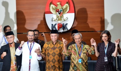 Chairman of KPK Agus Rahardjo (center) together with former KPK chairman Abraham Samad (second right), former deputy chief KPK M Jasin (left) and anti-corruption activists holding hands before giving statements to the press at KPK office, Jakarta, Tuesday.