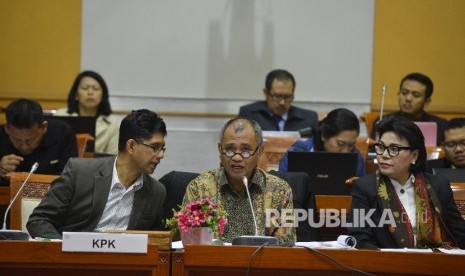 Ketua KPK Agus Raharjo (tengah) bersama Wakil Ketua KPK Laode M. Syarif (kiri) dan Basaria Panjaitan (kanan) memberikan pemaparan saat Rapat Dengar Pendapat (RDP) bersama Komisi II di Kompleks Parlemen, Jakarta, Rabu (15/6).  (Republika/ Raisan Al Farisi)