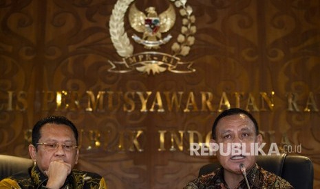 Ketua KPK Firli Bahuri (kanan) bersama Ketua MPR Bambang Soesatyo (kiri) menyampaikan keterangan pers usai melakukan pertemuan di Kompleks Parlemen, Senayan, Jakarta, Selasa (14/1/2020).