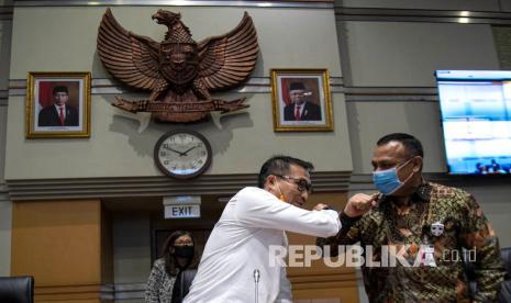 Ketua KPK Firli Bahuri (kanan) melakukan salam siku dengan Ketua Komisi III DPR Herman Hery dalam sebuah rapat dengar pendapat dengan Komisi III DPR di Kompleks Parlemen, Senayan. (ilustrasi)