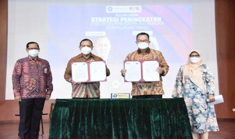 Ketua KPK, Firli Bahuri (kedua dari kiri) dan Rektor IPB University, Prof Arif Satria (kedua dari kanan)  meneken kerja sama untuk membangun budaya anti korupsi lewat pendidikan, di Kampus IPB Dramaga Bogor, Jumat (4/3).