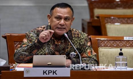 Ketua KPK Firli Bahuri melakukan rapat dengar pendapat dengan Komisi III DPR di Kompleks Parlemen, Senayan, Rabu (29/4/2020). Rapat yang dihadiri perwakilan kelompok fraksi dan diikuti anggota lainnya secara virtual tersebut membahas langkah antisipasi KPK dalam melakukan pengawasan anggaran penangangan COVID-19.