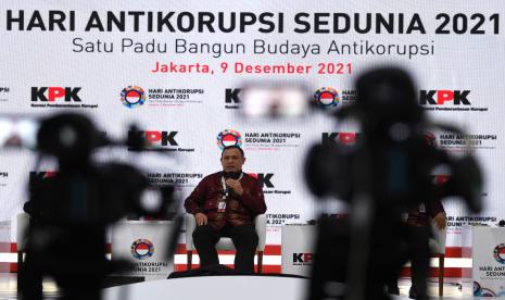 Ketua KPK Firli Bahuri menyampaikan keterangan kepada wartawan terkait peringatan Hari Anti Korupsi Sedunia 2021 di Gedung KPK, Jakarta, Kamis (9/12/2021). Peringatan tersebut mengusung tema Satu Padu Bangun Budaya Anti Korupsi. 