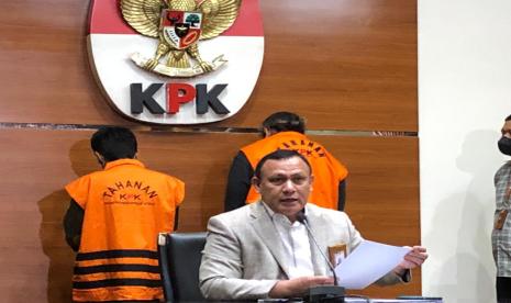 Ketua KPK, Firli Bahuri saat memberikan keterangan pers dan menunjukkan barang bukti berupa uang tunai dalam pecahan mata uang dolar Singapura dan rupiah terkait operasi tangkap tangan (OTT) sejumlah pihak atas dugaan suap penanganan perkara di Mahkamah Agung (MA). Konferensi pers dilakukan di Gedung Merah Putih KPK, Jakarta, Jumat (23/9/2022).