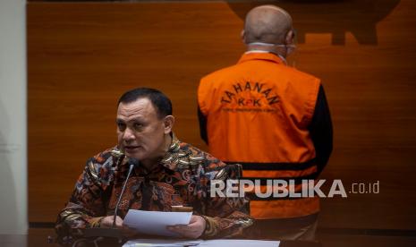 Ketua KPK Komisaris Jenderal Polisi Firli Bahuri (kiri) mengumumkan penetapan tersangka dugaan tindak pidana korupsi terkait pembayaran komisi kegiatan fiktif agen PT Asuransi Jasa Indonesia (Jasindo) dalam penutupan asuransi minyak dan gas pada BP Migas-KKKS Tahun 2010-2012 dan Tahun 2012-2014 pada Kiagus Emil Fahmy Cornain (kanan) di Gedung Merah Putih KPK, Jakarta, Kamis (20/5/2021). Firli juga menerangkan terkait nasib 75 pegawai KPK tak lulus tes wawasan kebangsaan. (ilustrasi)