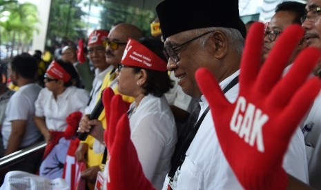 Ketua KPK Taufiequrachman Ruki (kanan) mengikuti aksi para alumni lintas perguruan tinggi yang tergabung dalam Gerakan Anti Korupsi (GAK) bersama mahasiswa perguruan tinggi di halaman Gedung KPK, Jakarta, Jumat (9/10). 