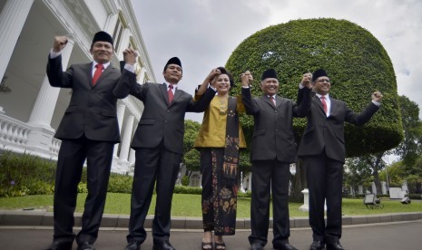 Ketua KPK terpilih Agus Rahardjo (kedua kanan), Wakil Ketua KPK Laode Muhammad (kanan), Basaria Panjaitan (tengah), Saut Situmorang (kiri) serta Alexander Marwata (kedua kiri) saling berpegangan tangan sebelum pengucapan sumpah jabatan dihadapan Presiden J