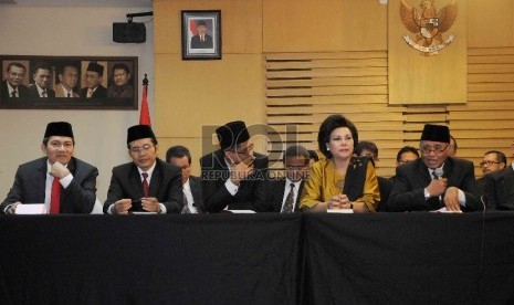 Ketua KPK terpilih, Agus Raharjo (kanan) beserta para wakil yakni (dari kiri) Saut Situmorang, Alexander Marwatta, Laode Muhammad Syarief serta Basaria Panjaitan saat serah terima jabatan pimpinan KPK kepada saat serah-terima jabatan itu di Ruang Auditoriu