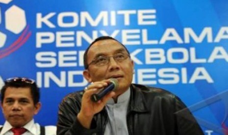 Anggota Exco PSSI Tony Aprilani (kanan)