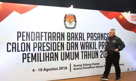 Ketua KPU Arief Budiman berjalan di dekat spanduk pendaftaran bakal pasangan calon Presiden dan Wakil Presiden Pemilu Tahun 2019 di Kantor KPU, Jakarta, Sabtu (4/8).