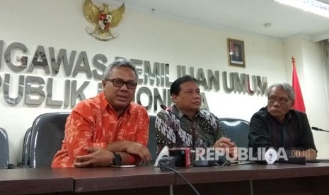 Ketua KPU,  Arief Budiman bersama Ketua Bawaslu,  Abhan dan Ketua DKPP,  Harjono,  di Kantor Bawaslu,  Thamrin,  Jakarta Pusat,  Kamis (15/2). KPU dan Bawaslu mencatat ada 25 palson kepala daerah yang gugur di Pilkada 2018 dan mengajukan gugatan sengketa. 