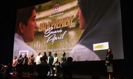 Ketua KPU, Arief Budiman bersama Komisioner KPU dan pemain film 'Suara April', saat pemutaran perdana pada Kamis (15/3). KPU meluncurkan 'Suara April' sebagai sosialisasi untuk pemilih milenial.