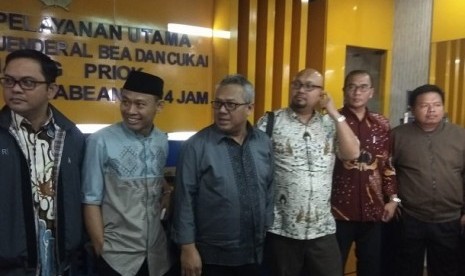 Ketua KPU, Arief Budiman, beserta komisioner KPU mendatangi Kantor Pelayanan Bea Cukai Tanjung Priok untuk mengecek temuan tujuh kontaioner berisi surat suara yang diduga sudah tercoblos, Rabu (2/1) malam. Selain KPU, Bawaslu juga ikut melakukan pencekan.