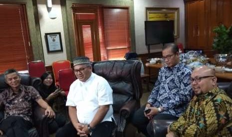 Ketua KPU, Arief Budiman didampingi komisioner KPU, memberikan keterangan tentang teknis pendaftaran pencalonan capres-cawapres Pemilu 2019, di Kantor KPU, Menteng, Jakarta Pusat, Jumat (3/8). KPU meminta capres-cawapres wajib hadir saat mendaftar sebagai peserta Pemilu 2019.