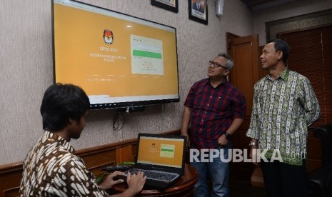 Ketua KPU Arief Budiman didampingi Komisioner KPU Pramono Ubaid Tanthowi memaparkan tata cara penggunaan Sistem Informasi Partai Politik (SIPOL) kepada wartawan di Kantor KPU Pusat, Jakarta, Jumat (6/10).