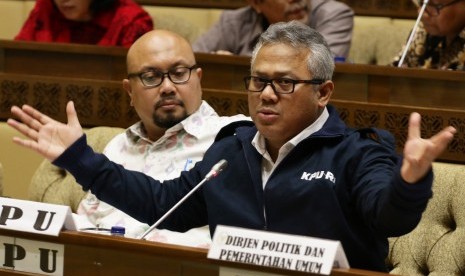 KPU Chairman Arief Budiman (right) and KPU member Ilham Saputra (left) attend a hearing on the voter list for the 2019 presidential and legislative elections with Commission II House of the Representatives at Parliament Complex, Senayan, Jakarta, Wednesday (Jan 9).