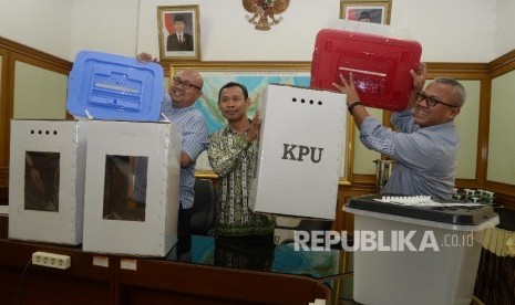 Ketua KPU Arief Budiman (kanan), bersama anggota KPU Pramono Ubaid Tanthowi (tengah), dan Ilham Saputra (kiri) menunjukkan contoh alternatif bentuk kotak suara transparan terbuat dari kertas karton dan Box plastik akan digunakan dalam Pilkada serentak 2018 dan Pemilu 2019 di kantor KPU, Jakarta, Senin (7/8).